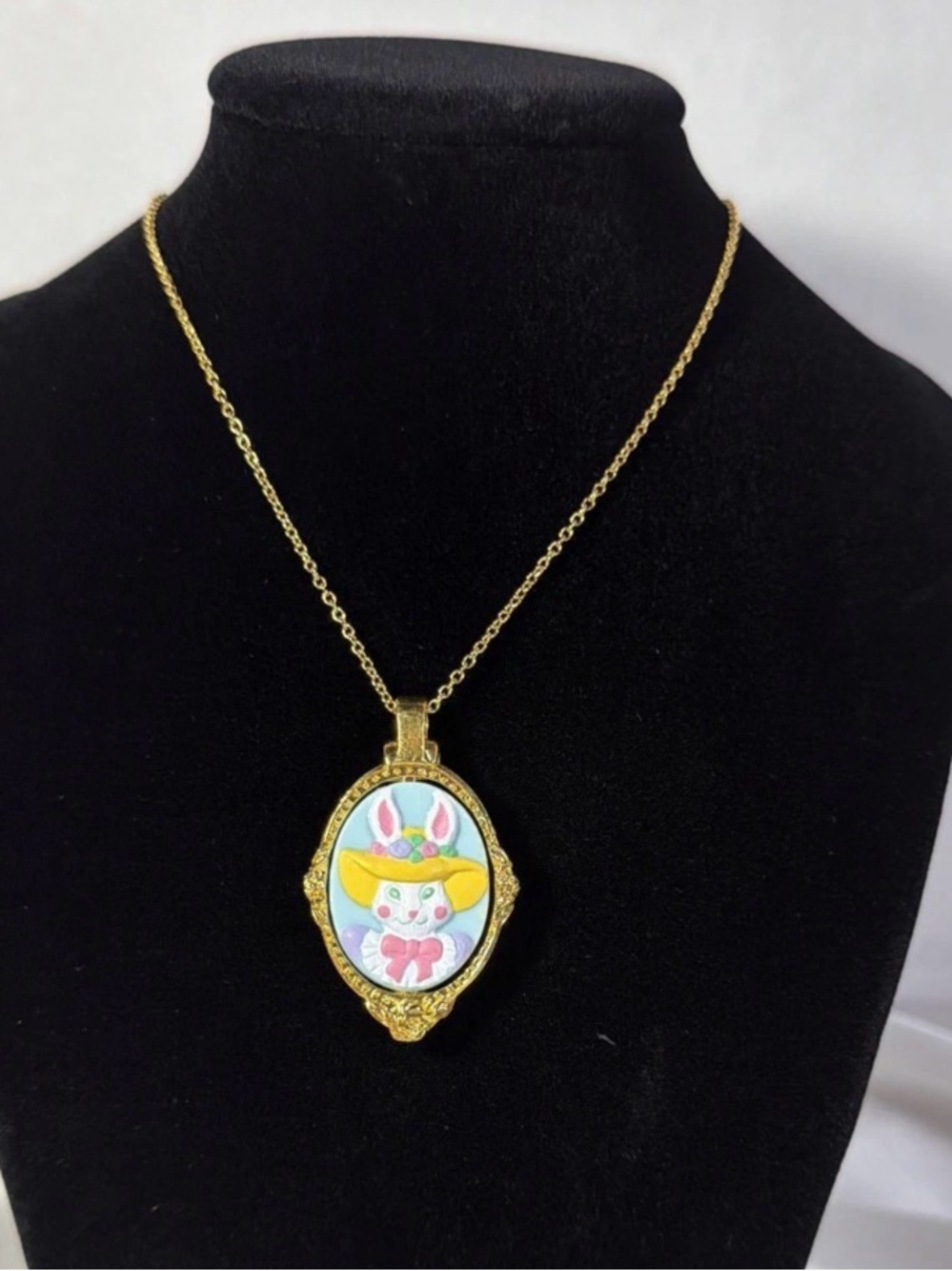 197 Vntg Mrs Rabbit Cameo/Easter Flower Bouquet 2 sided Flip Pendant Necklace
